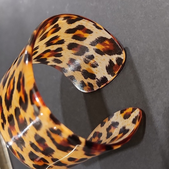 Marc Jacobs Leopard Print Lucite/Plastic Cuff Bracelet - Picture 5 of 5